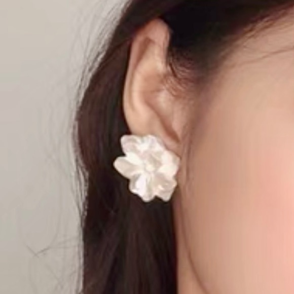 ❣️$25/3❣️ Big Light Weight White Flower Stud Earrings - Picture 6 of 9